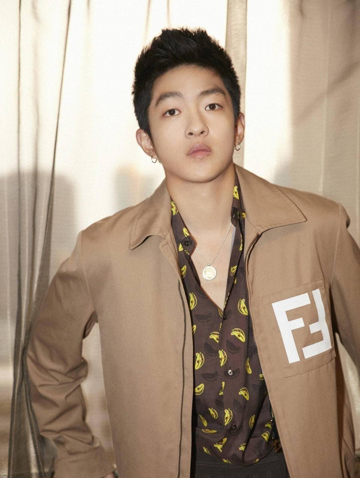 屈楚萧：吴京捧红的“白眼狼”出2025权威合法彩票平台_赛车_时时彩_体彩【官方推荐】名后反咬一口今落魄无戏可拍