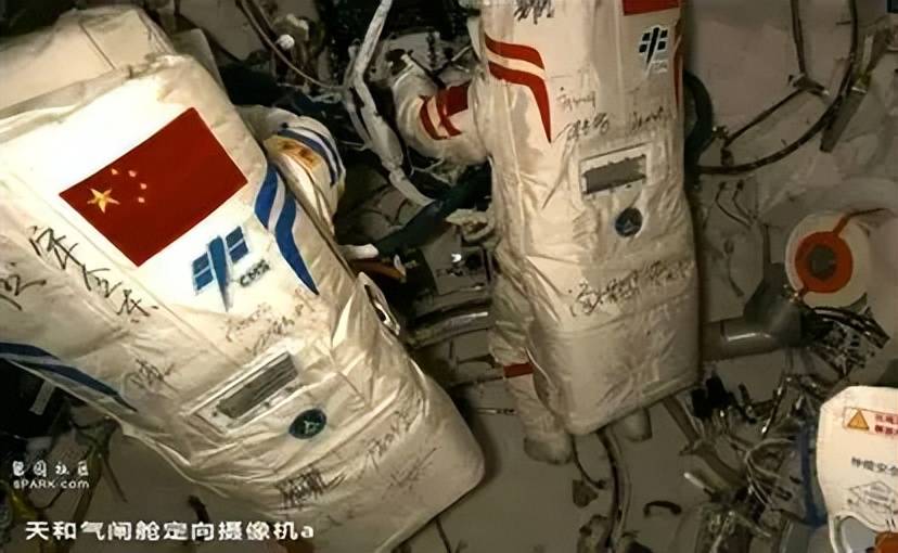 原创 突发!神舟二十号疑似遭空间微小碎片撞击!返回任务推迟