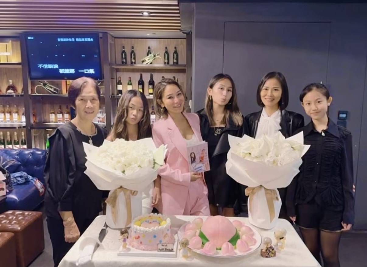 洗米嫂45岁生日全家聚会,娘家人罕见现身,姐妹同框长得都像母亲