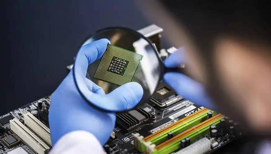 原创             美荷两国同时发声，对中国独立研发的光刻机技术给予了强烈批评