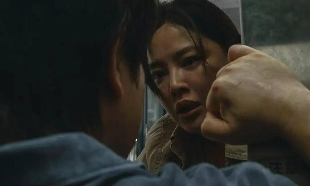 影后下场撕X,首日票房倒挂…风波不断的《日掛中天》,究竟是不是好片?