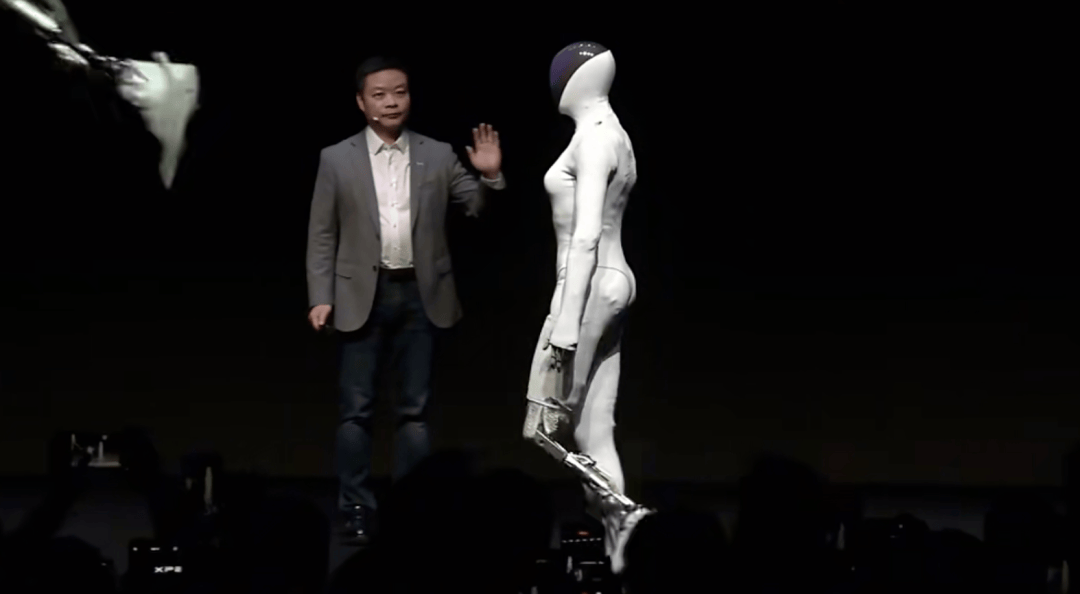 原创 何小鹏的小鹏,批量造“女机器人”