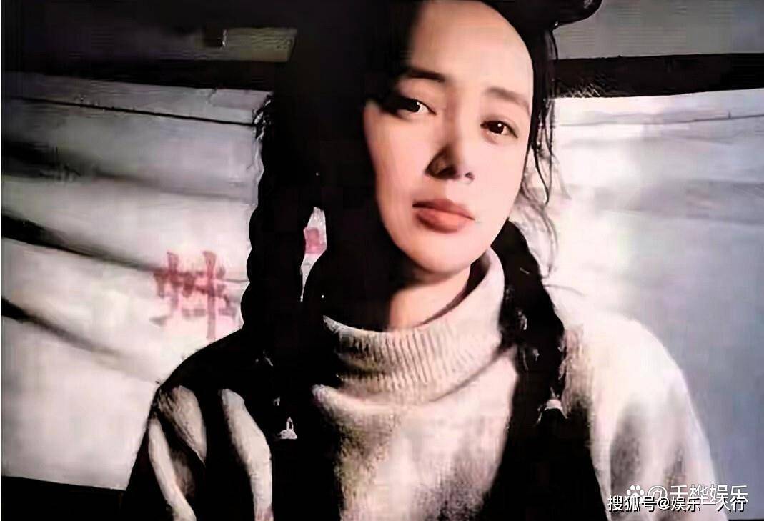 59岁蒋雯丽英国素颜照曝光！定居英国又瘦又老，一代女神也落寞了