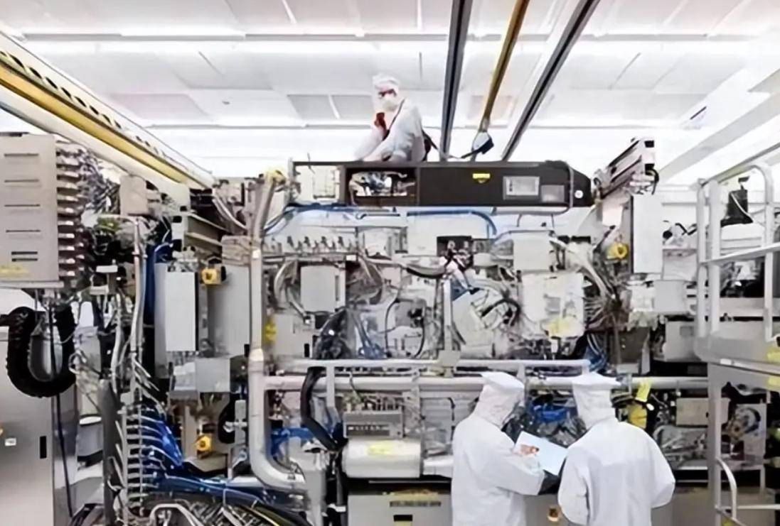 原创             原以为稀土管控可压荷兰，怎料其反停中低端DUV，连老机维修亦设限