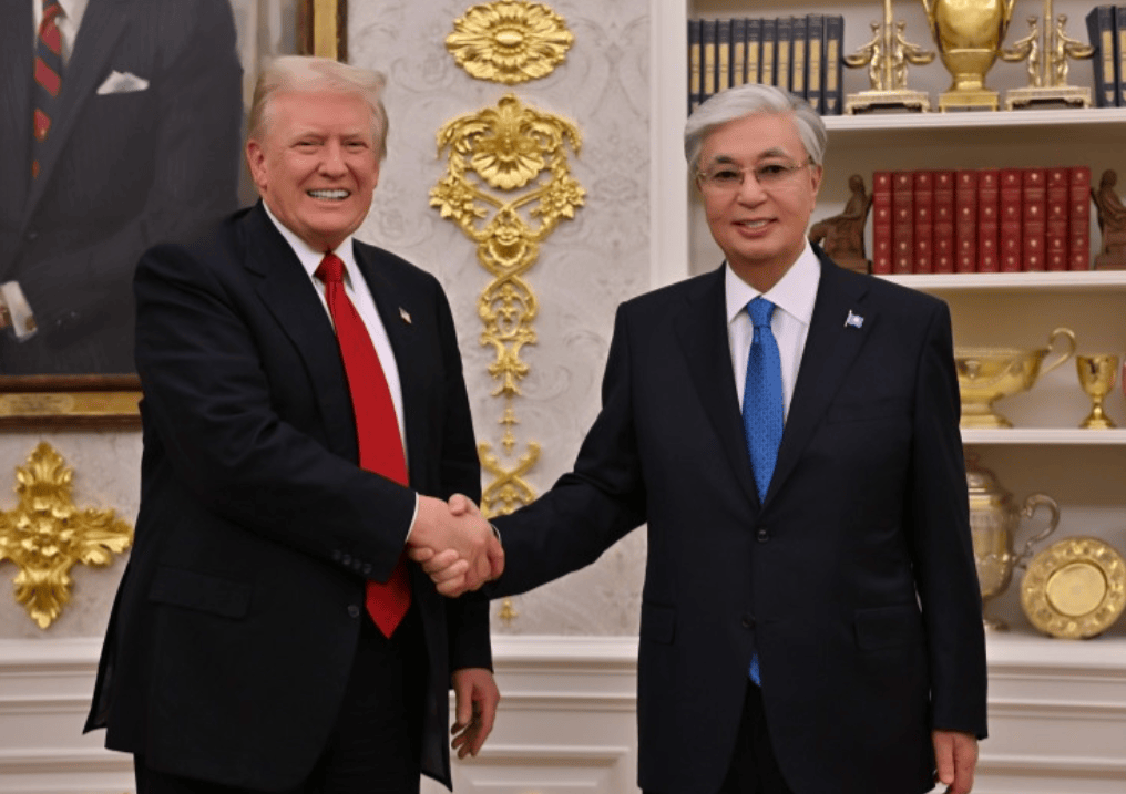 与特朗普签完协议后,托卡耶夫脸上只有一个表情,全程“皮笑肉不笑”