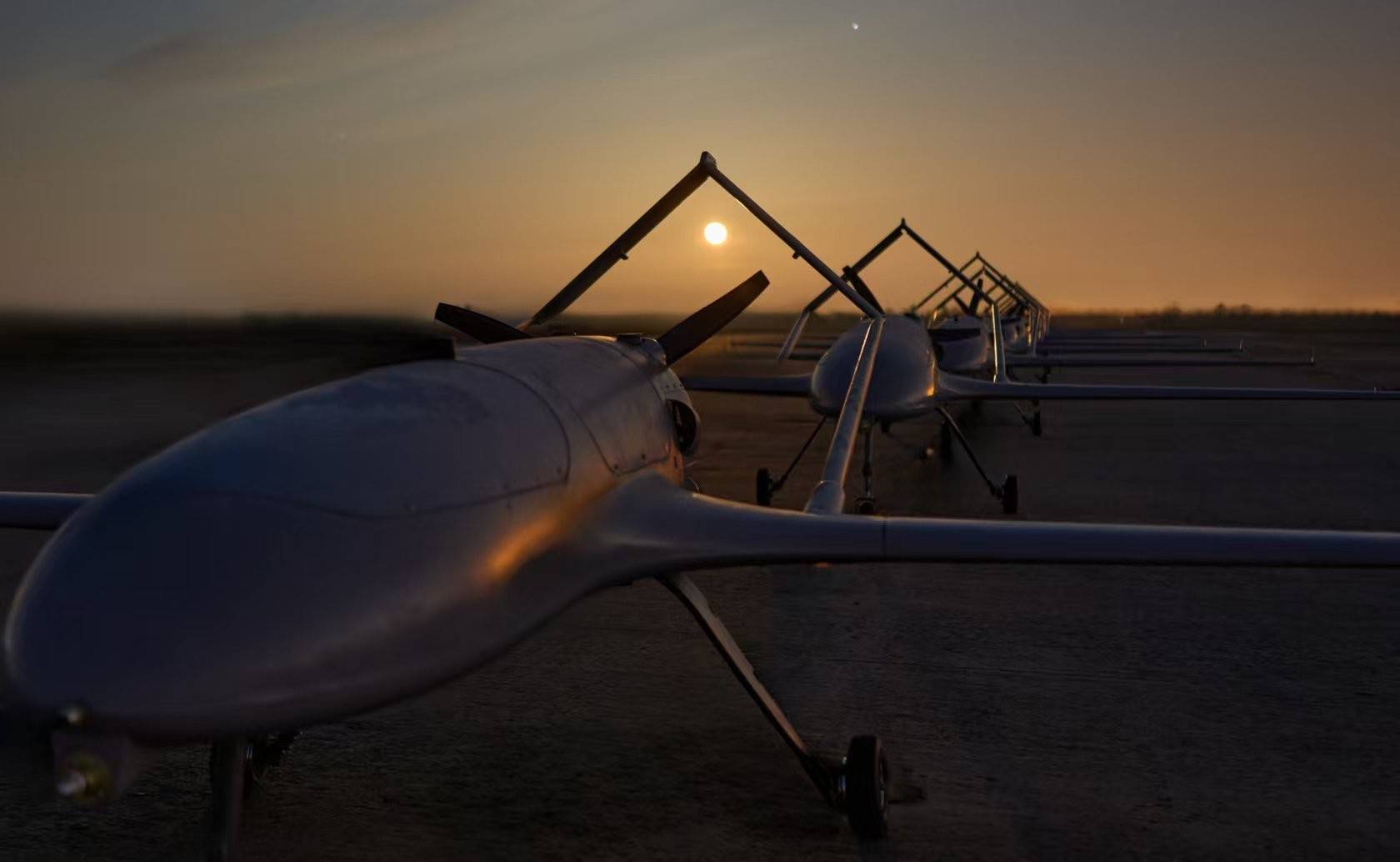 不再当耗材!乌军放弃傻冲放大招:精准爆破俄军1千架无人机仓库