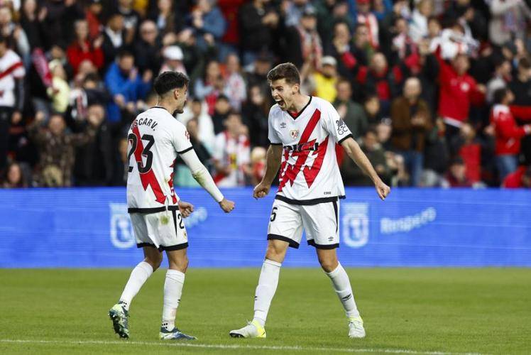 西甲焦点战：巴列卡诺主场对决西班牙足球甲级联赛皇马保级劲旅VS卫冕冠军