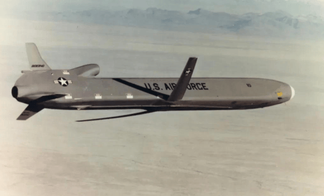 俄罗斯试射“海燕”后，美军一架B-52H战略轰炸机低空亮相，核打击力量迎来新手段