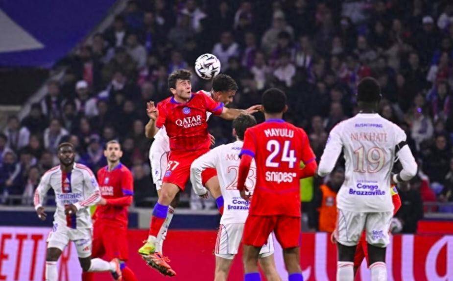 “豪门一夜狂欢莱万戴帽巴萨4-2米兰体育-