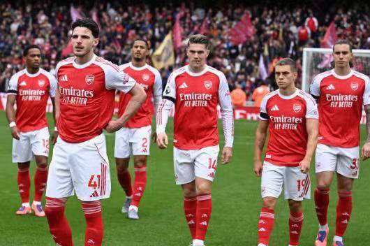 英超联赛免费高清直播+实时赛程+积分预测（2025赛季全覆盖）英超积分榜两大亮点：5队并列第五第12仅差3分