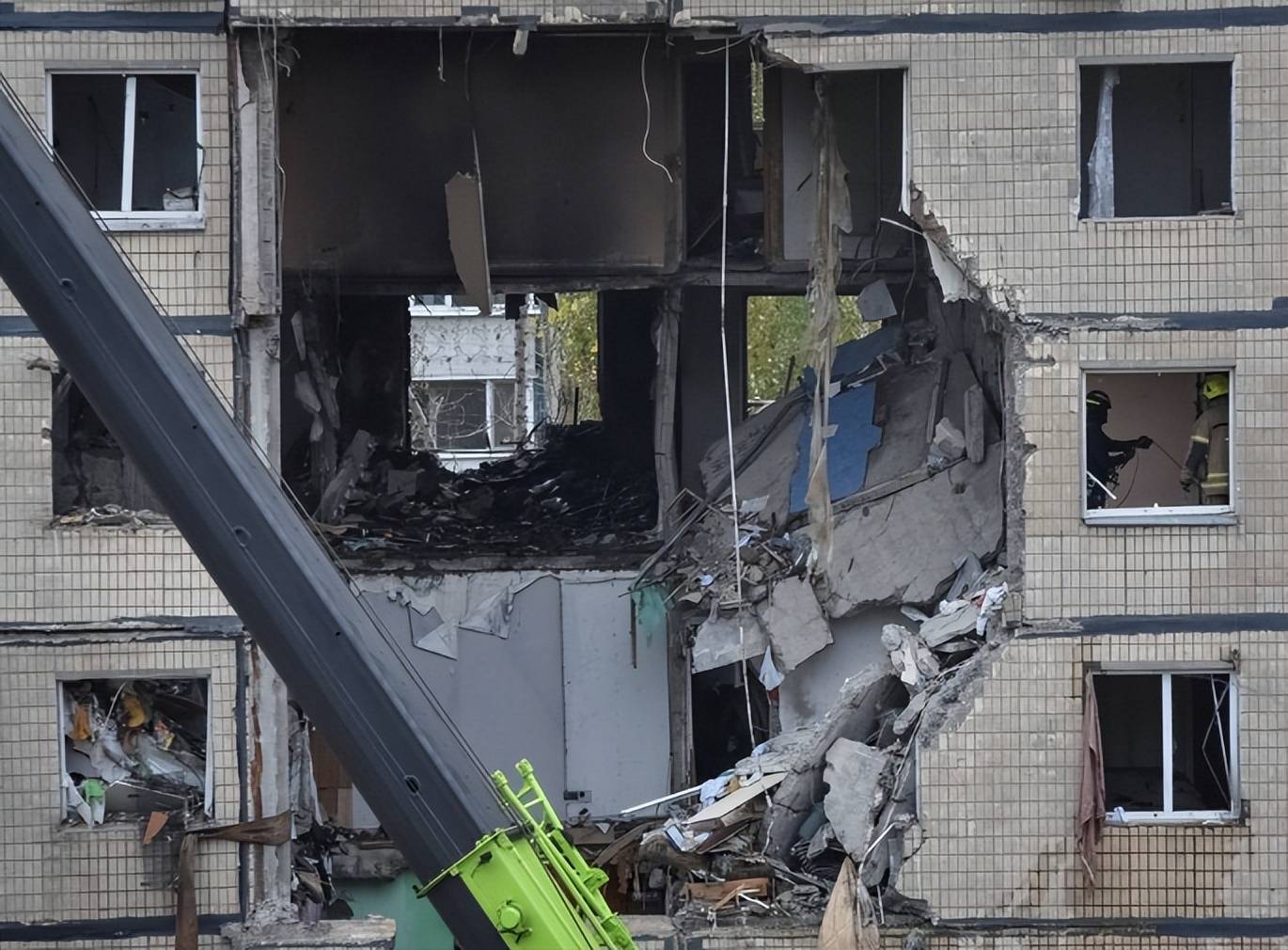 17万俄军压境红军城，乌军白天在地下阵地保存实力，夜晚与俄军巷战，泽连斯基遭重创