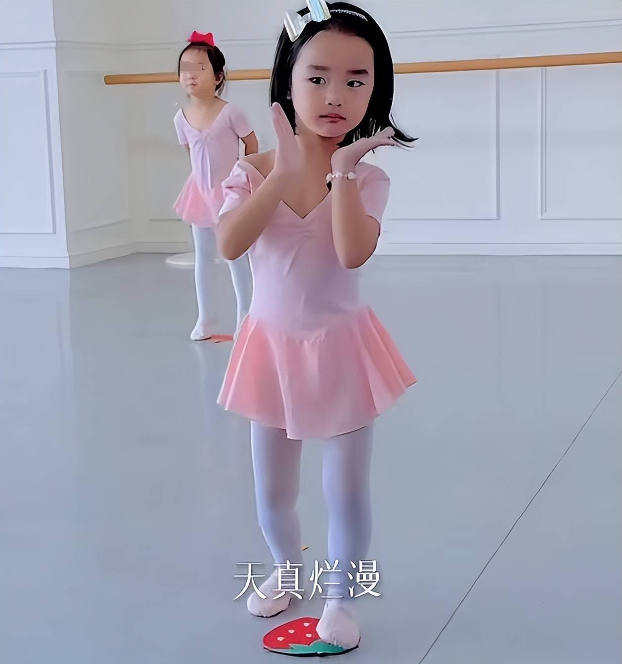 海哈金喜离婚后首晒女儿，3岁夏夏长高不少，和爸爸李亚鹏超像