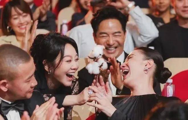钟楚曦喜提金鸡女配!成功打脸娱乐圈4人,台下众星表情精彩