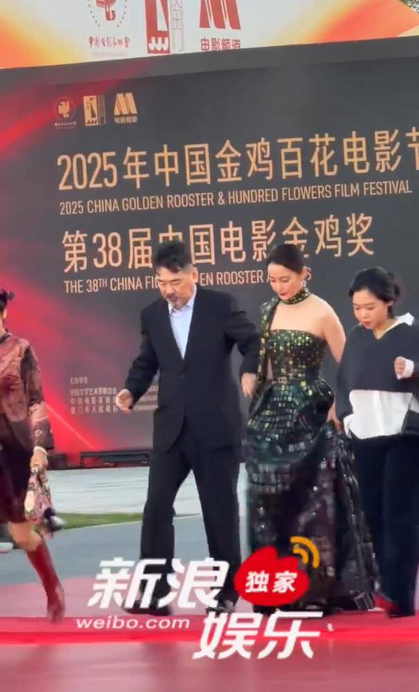 蒋勤勤金鸡奖红毯差点被绊倒,陈建斌牢牢扶住妻子