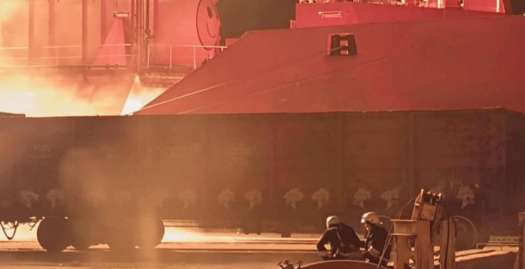 泽连斯基刚出访俄罗斯就“偷家”，乌克兰遭受新一轮空袭，敖德萨港口大火冲天