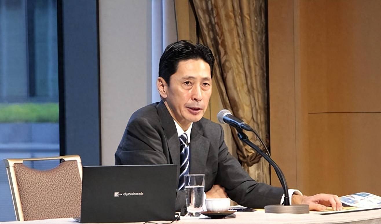 一架专机抵京，日本高官满脸严肃，下了飞机被媒体围住问话，面色凝重一句话都没说