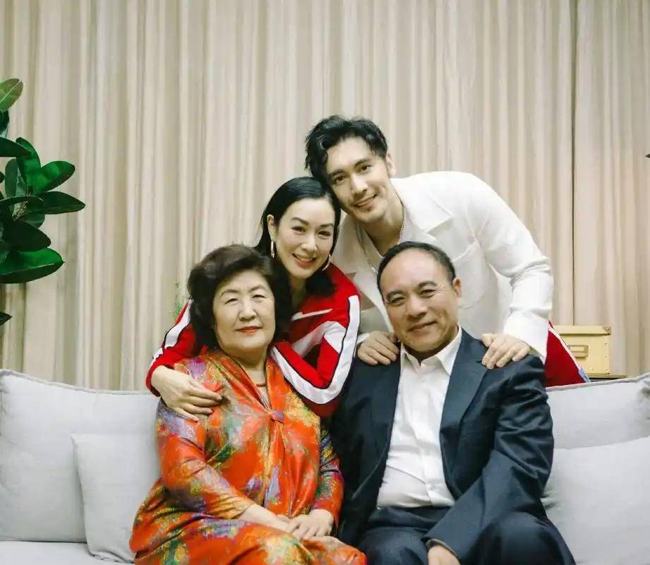 钟丽缇庆结婚9周年！收9999朵玫瑰，和老公拥吻，55岁还想生孩子