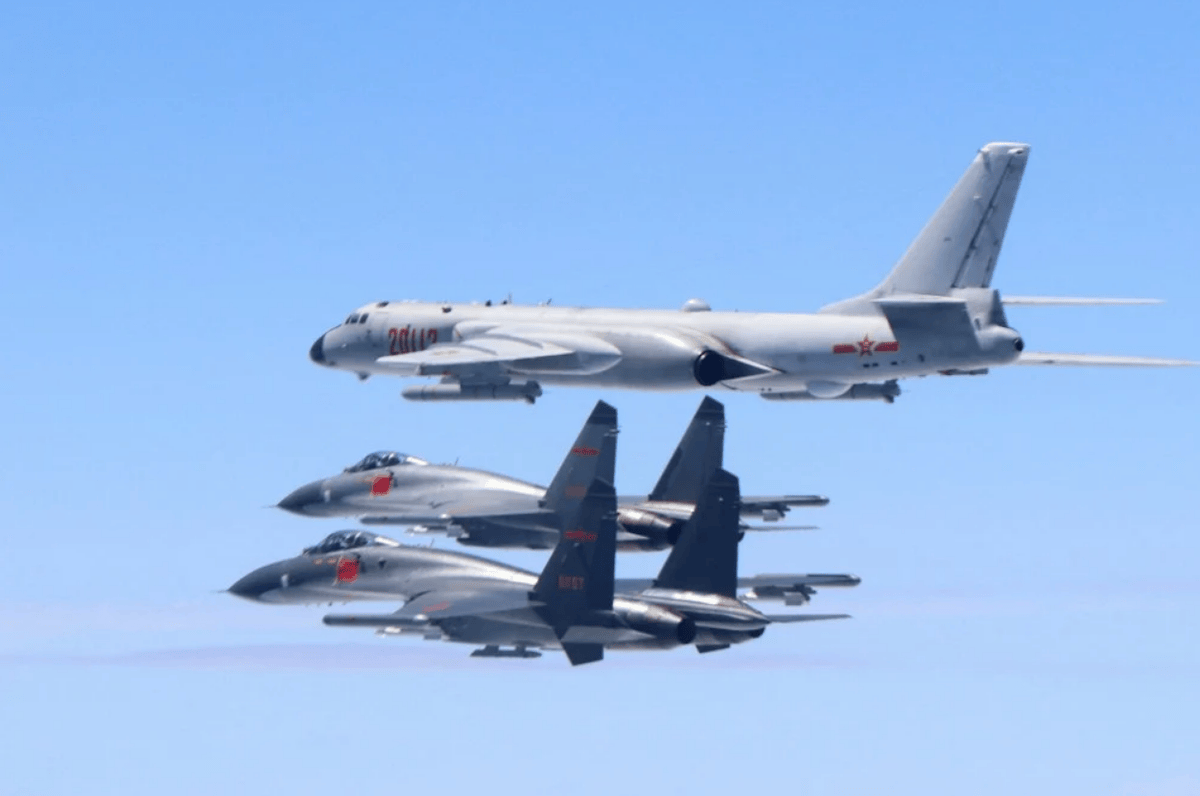 应对域外势力“联合巡航”，轰炸机编队巡航，威慑打击嚣张气焰