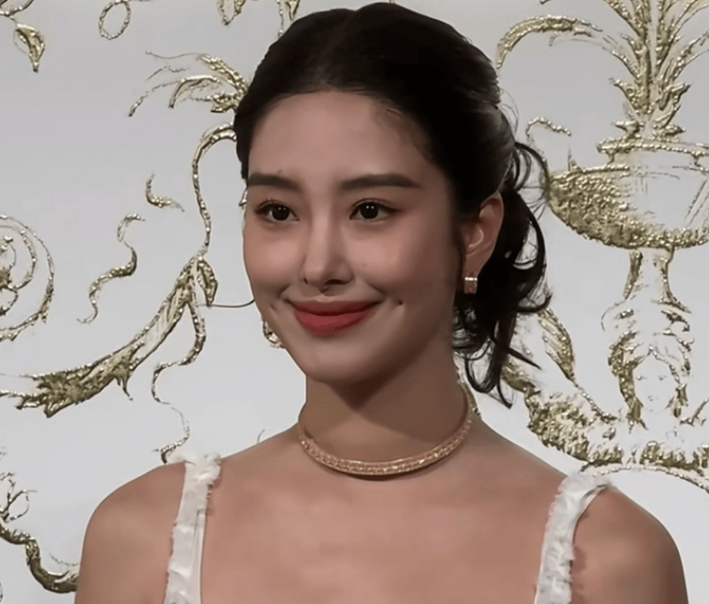 杨采钰被质疑缺钱了，最新活动一脸憔悴，嫁豪门生娃还要频繁站台