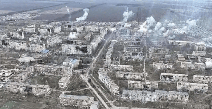 3大危机交织！波克罗夫斯克沦陷、美“追杀令”来袭，数千名乌军被困