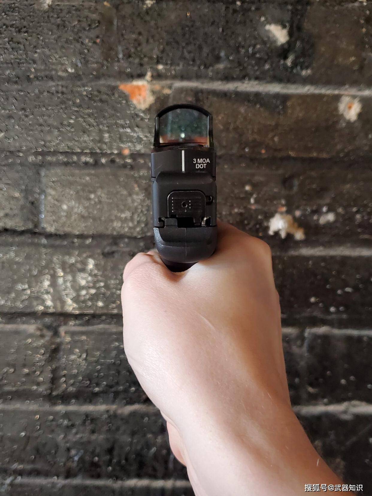 它是伯莱塔“塑料枪”的拳头产品 将激进美学发挥到极致水平