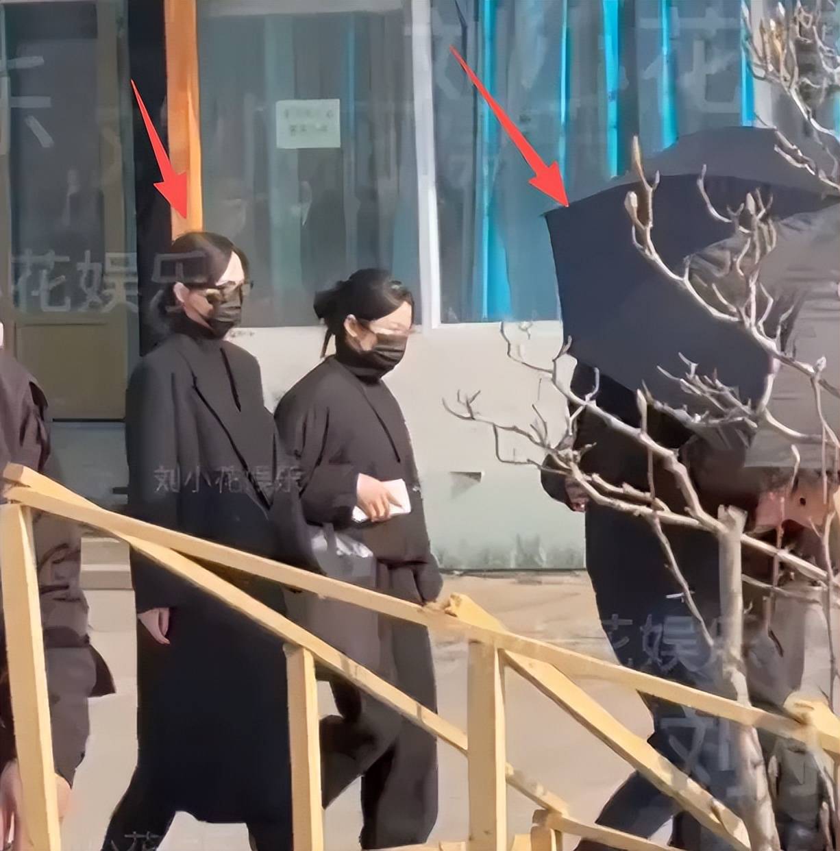 唐嫣现身罗晋父亲葬礼，作为儿媳送公公骨灰上车，罗晋在前捧遗像