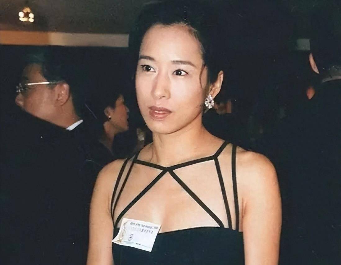 65岁朱玲玲二次净身出户离婚，她的一生让网友赞叹：太厉害了