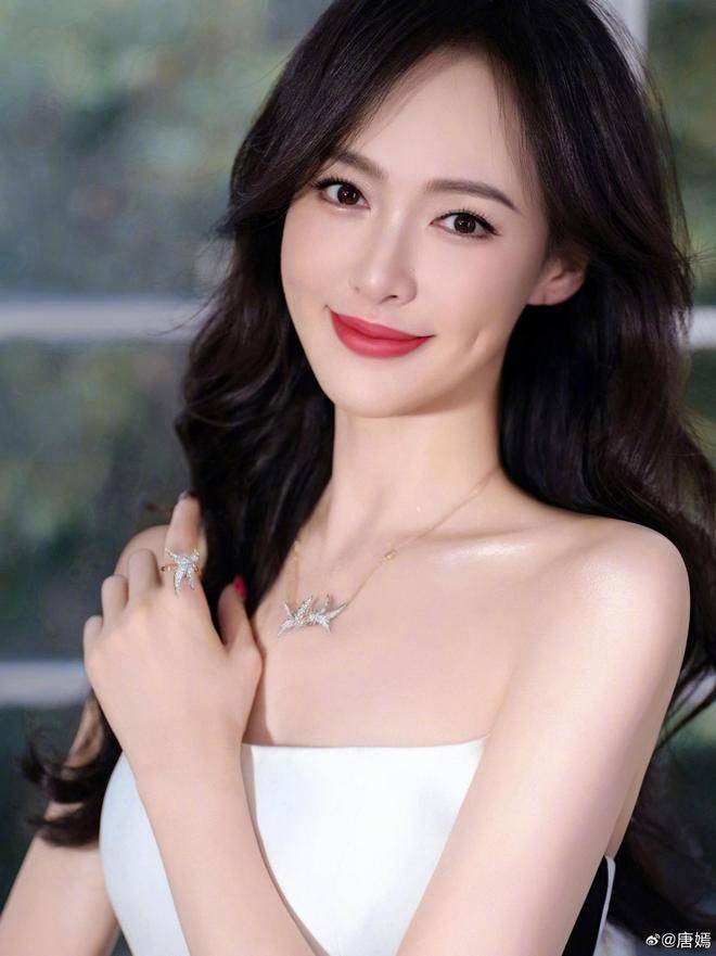 罗晋父亲告别仪式：布置低调，唐嫣和父母现身，20字挽联泪目！