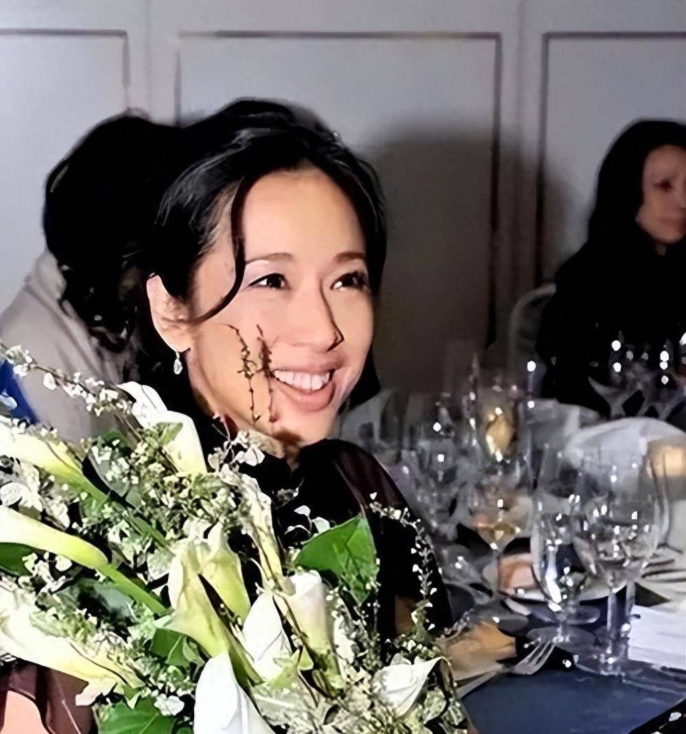 65岁朱玲玲二次净身出户离婚，她的一生让网友赞叹：太厉害了