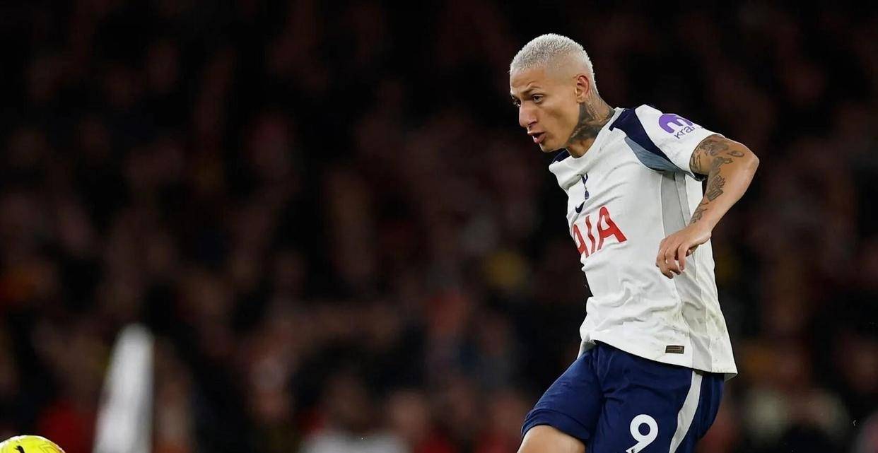 随着维拉2-1逆转阿森纳4-1热刺英超更新积分榜：前8诞生4大黑马英格兰足球超级联赛！