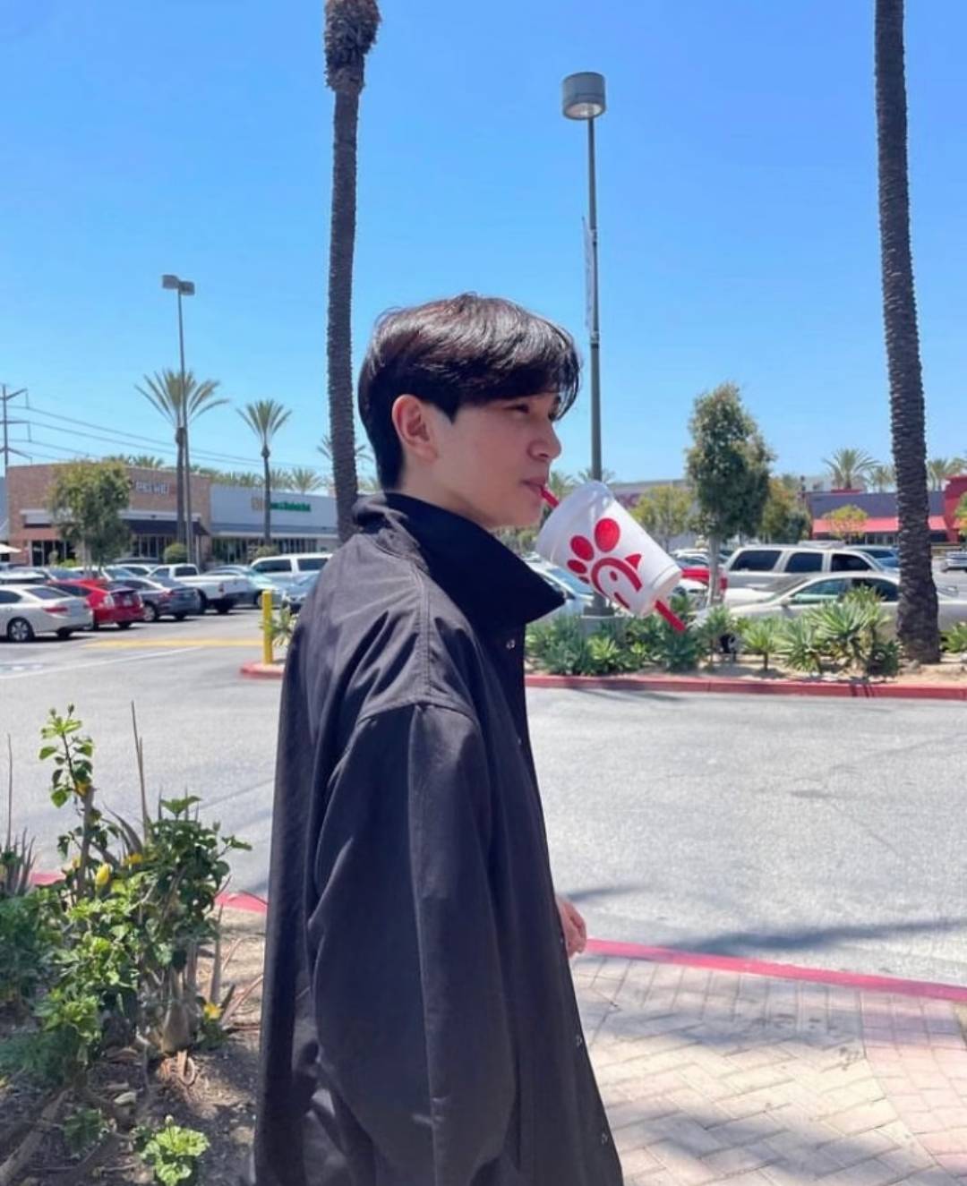 袁咏仪张智霖澳门酒店偶遇,夫妻冻龄54岁像30,女方戴金表好大气