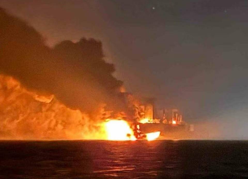 俄罗斯2艘巨轮从中东返航，刚过北约防线突然被命中：整夜大爆炸