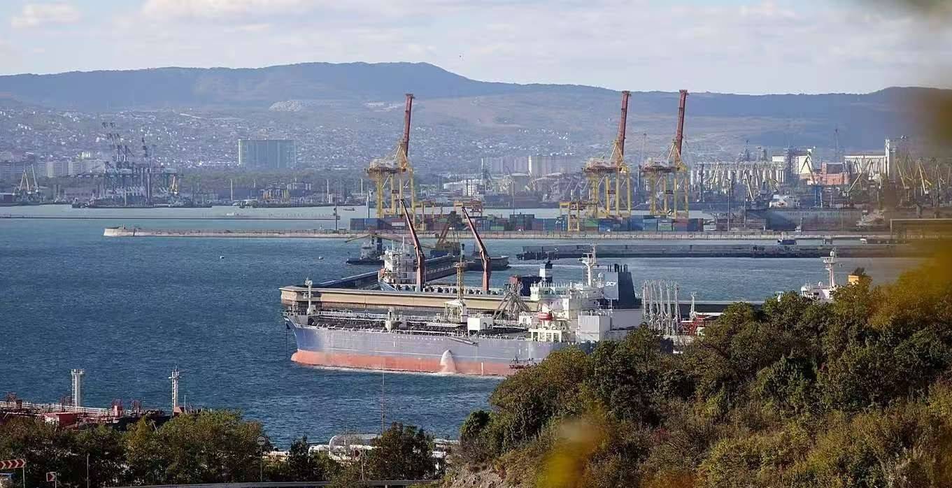 俄罗斯2艘巨轮从中东返航，刚过北约防线突然被命中：整夜大爆炸