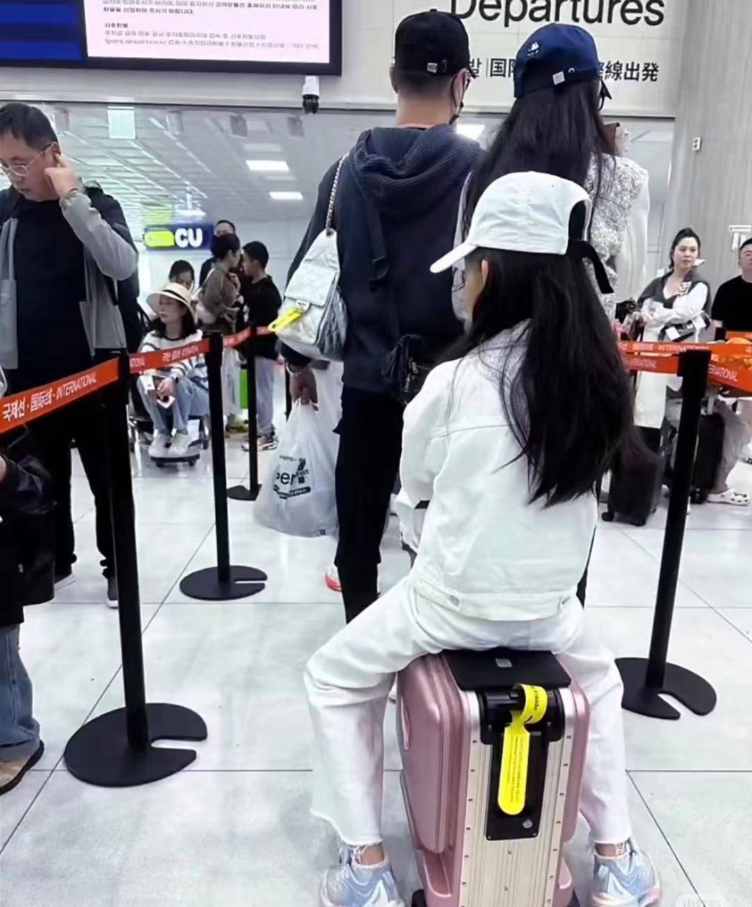 森林北疑现身汪峰天津演唱会，坐在V1区，没跟男友嗨却在刷手机