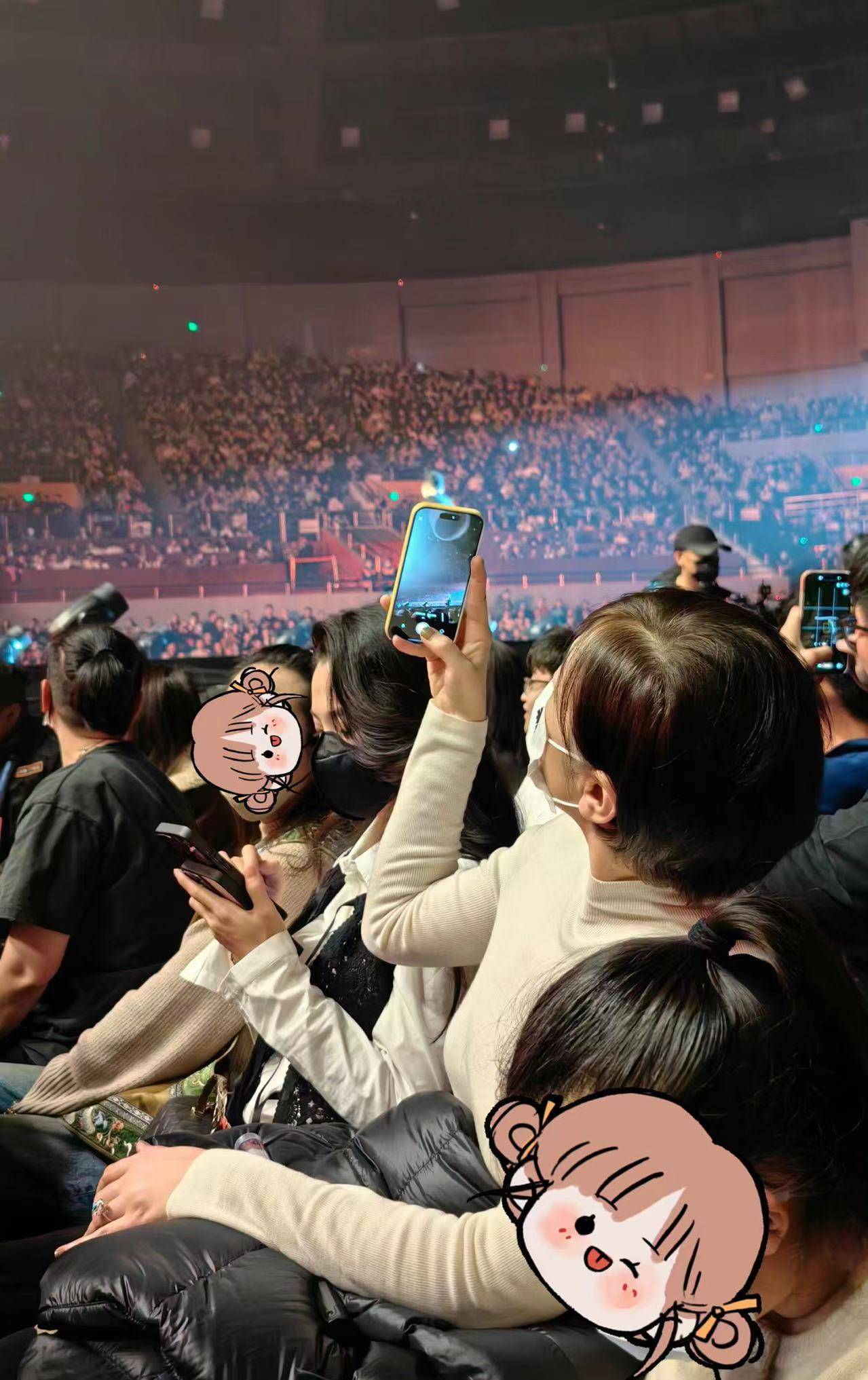 森林北疑现身汪峰天津演唱会，坐在V1区，没跟男友嗨却在刷手机