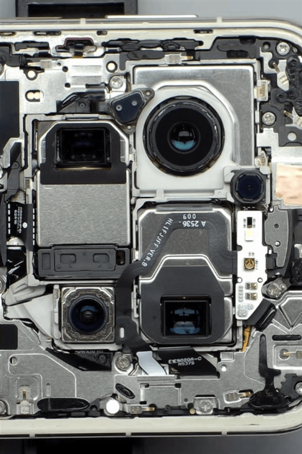 原创             华为Mate80 Pro Max首拆！内部做工太亮眼，堪称国产集成巅峰？