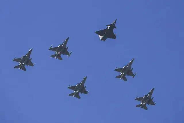 我们落后了？土耳其完成“世界首次无人机发射空空弹”，性能如何