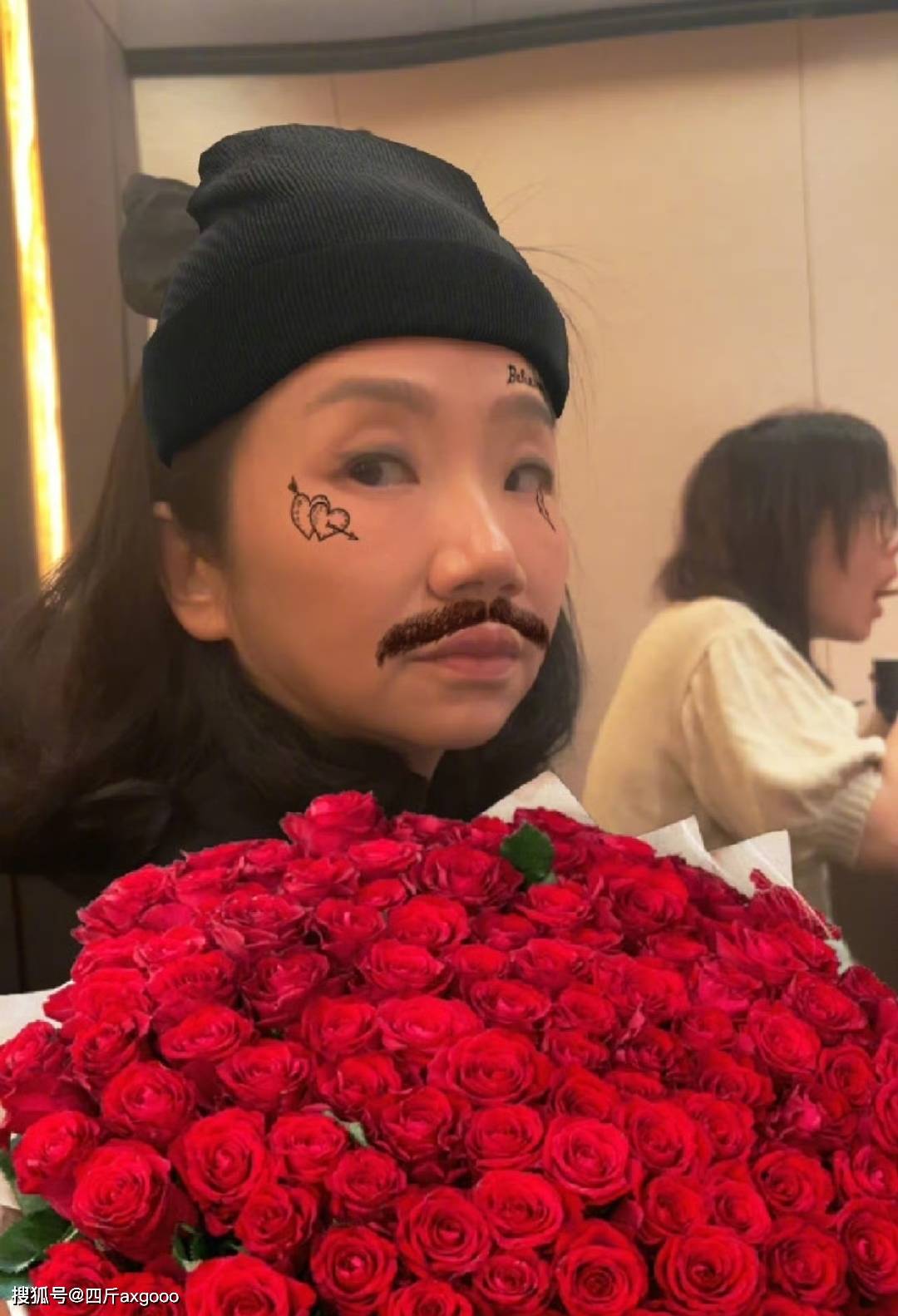 男女不分！陶晶莹带女儿参加婚礼，被误认成儿子，神似网红郭有才