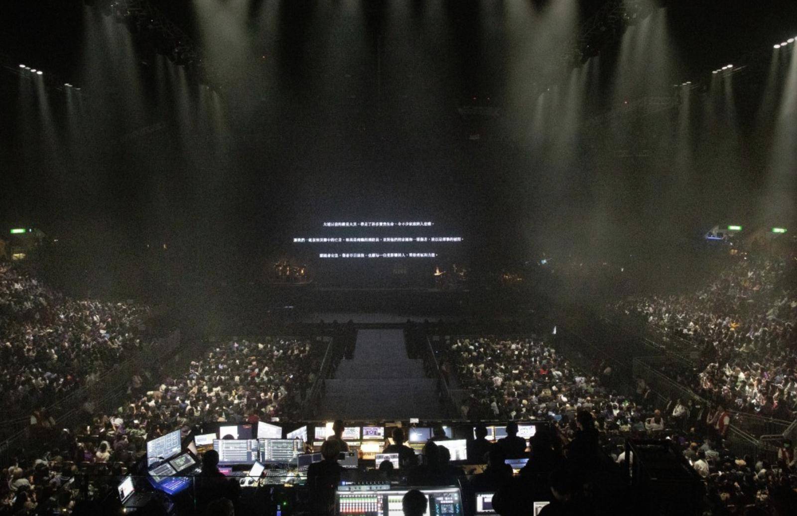 关之琳看演出为火灾默哀，低头坐着表情凝重，上山诗钠在旁看手机