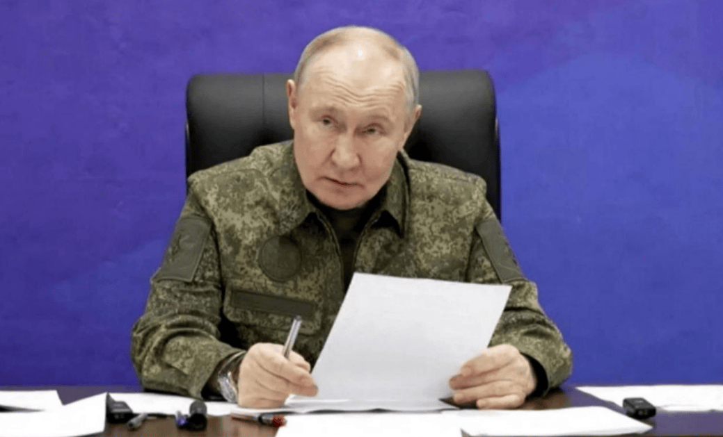 俄军宣布攻克红军城,大批乌军尸横遍野,普京亲自视察前线:乌军这是白白送死!