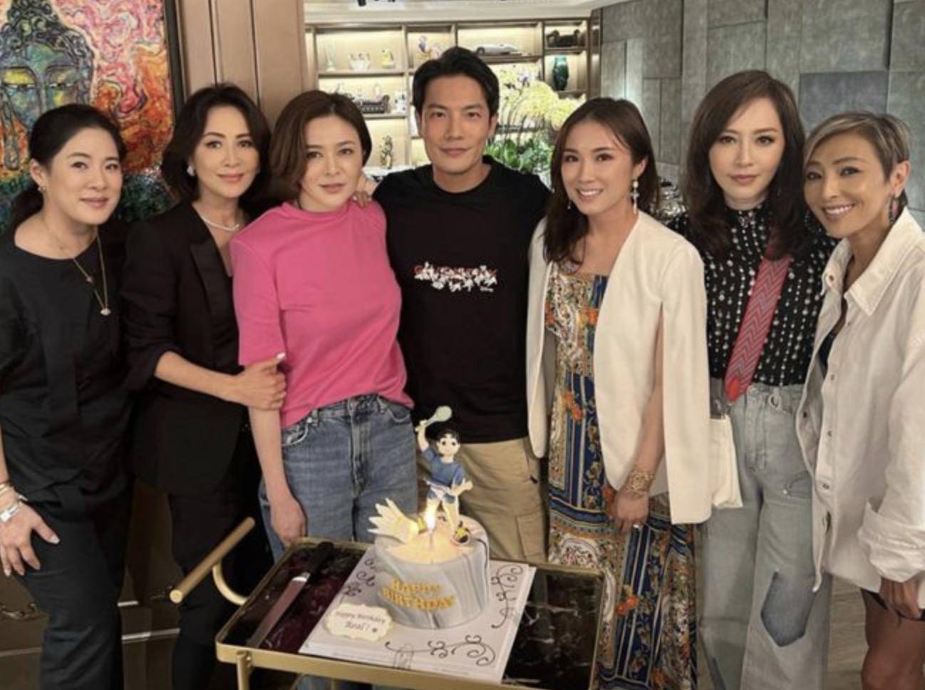 关之琳看演出为火灾默哀，低头坐着表情凝重，上山诗钠在旁看手机