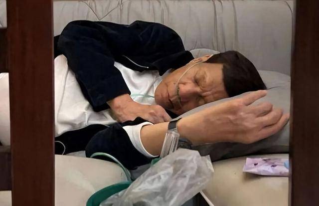 马科斯一觉醒来“天塌了”！12万人喊他下台，解放军增兵黄岩岛