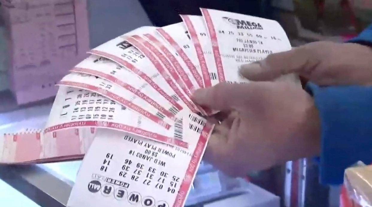 彩票中了800万,把钱都转到银行卡里,银行会有啥反应?银行员工给出答案