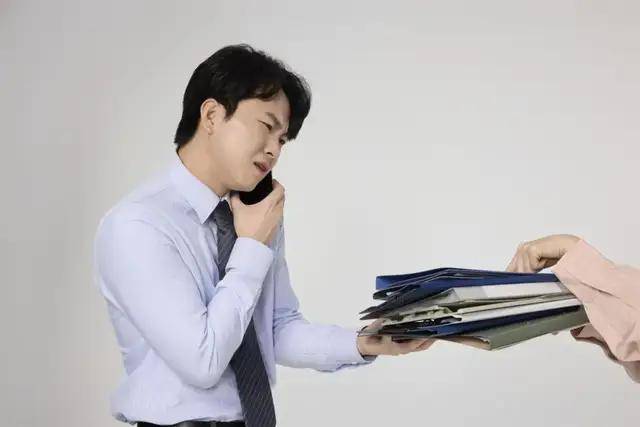 银行人守着332万亿存款,几乎愁白了头