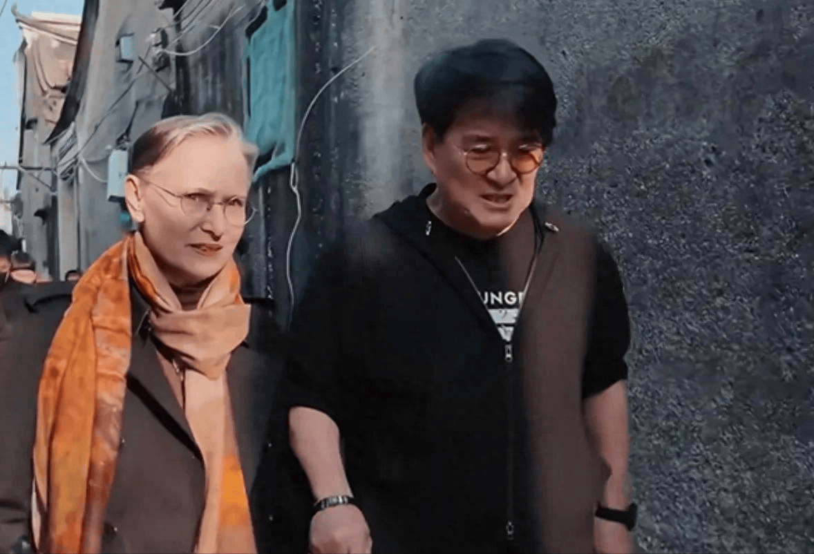 周华健带国外老婆回潮汕！一家3口同框祭祖，65岁妻子满头银发，与当地老乡互动好欢乐！