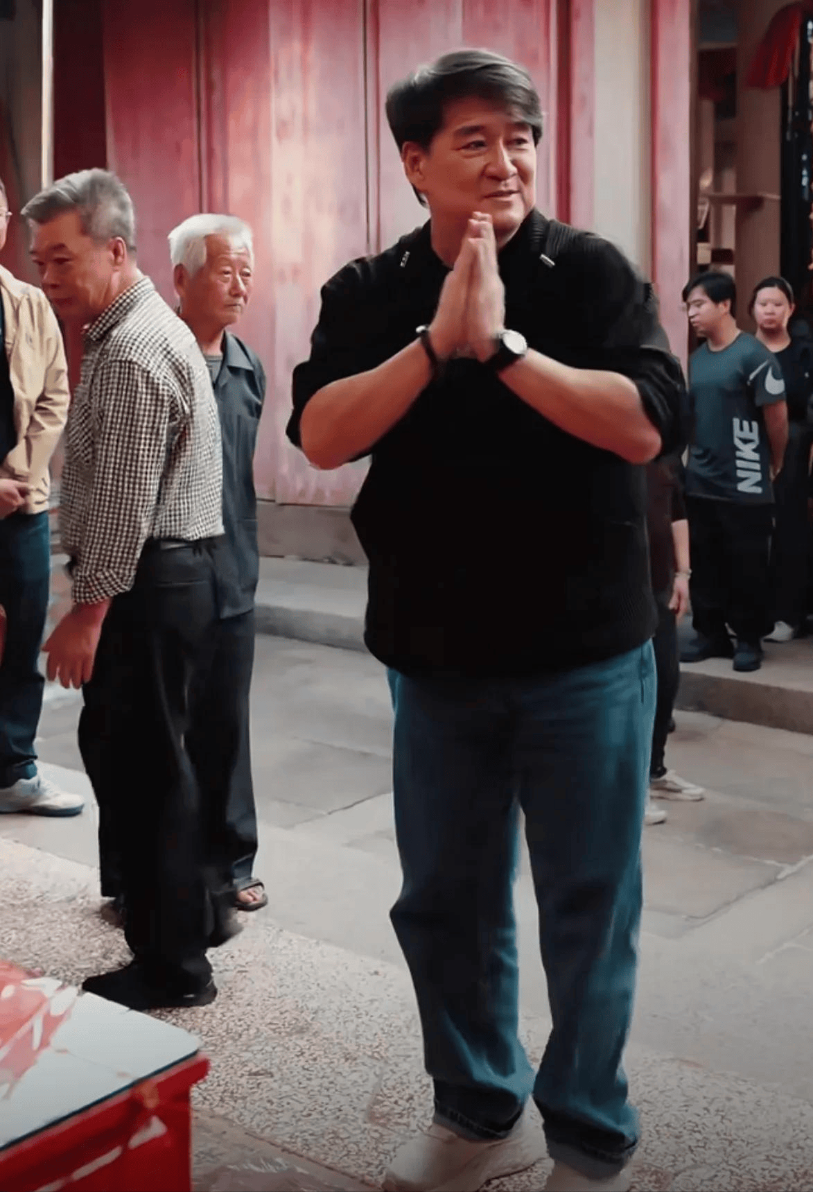 周华健带国外老婆回潮汕！一家3口同框祭祖，65岁妻子满头银发，与当地老乡互动好欢乐！