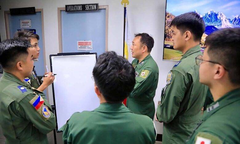 刚在台海挑事,又在南海点火,自卫队与菲军碰头,维护自由航行