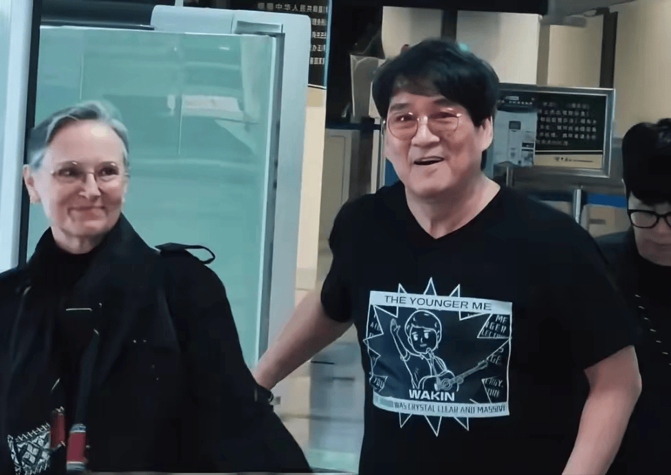 周华健带国外老婆回潮汕！一家3口同框祭祖，65岁妻子满头银发，与当地老乡互动好欢乐！