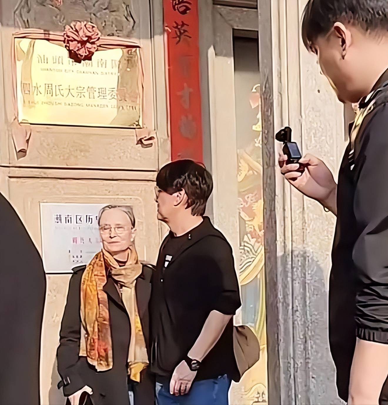 周华健带国外老婆回潮汕！一家3口同框祭祖，65岁妻子满头银发，与当地老乡互动好欢乐！