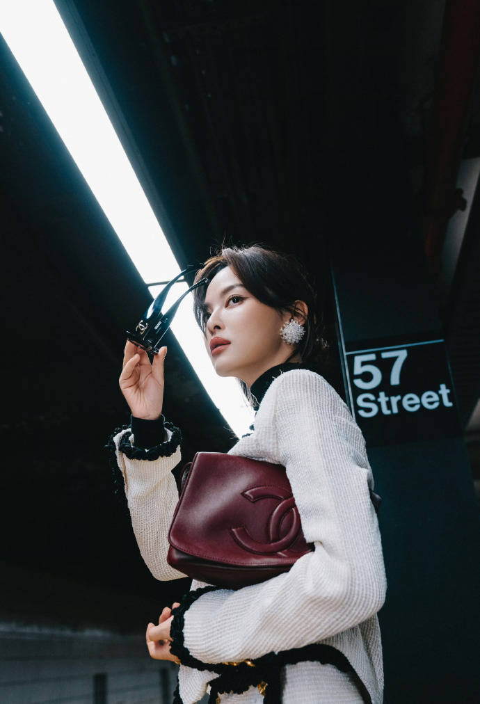 高圆圆低胸修身裙好有冲击力，刘诗诗满裙花瓣自带油画氛围！